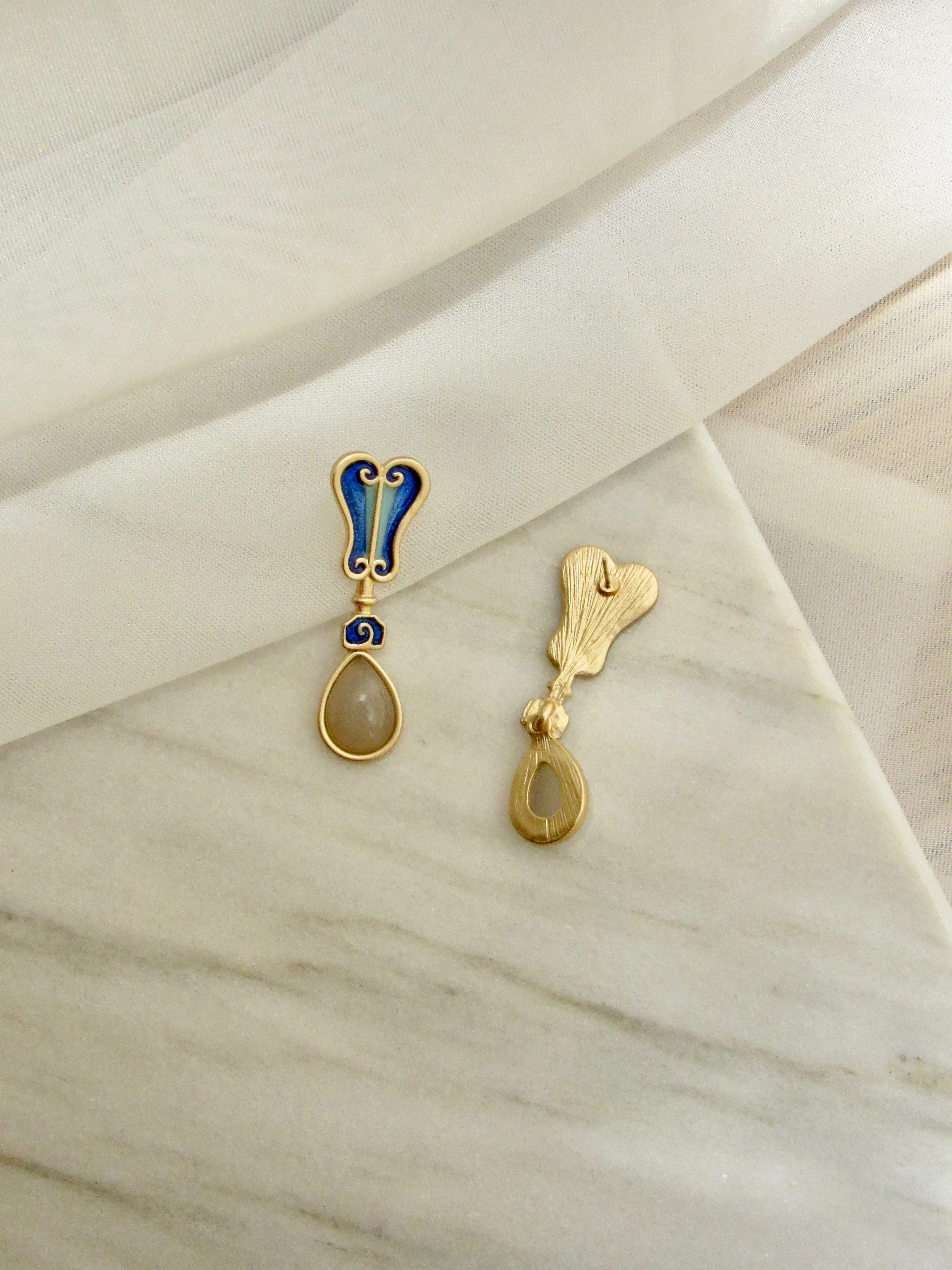 Banana Brisé Enamel Gold Earrings