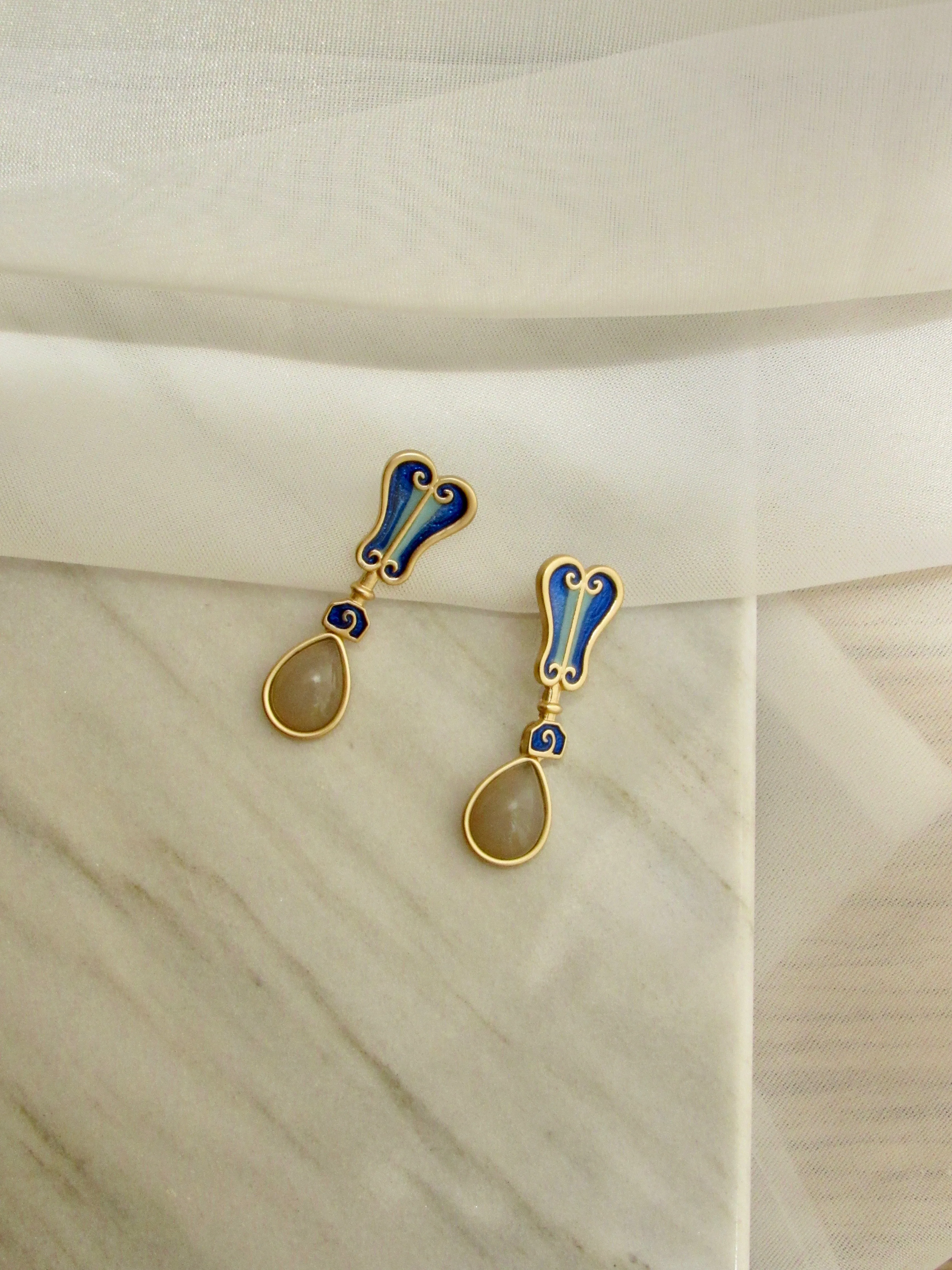 Banana Brisé Enamel Gold Earrings