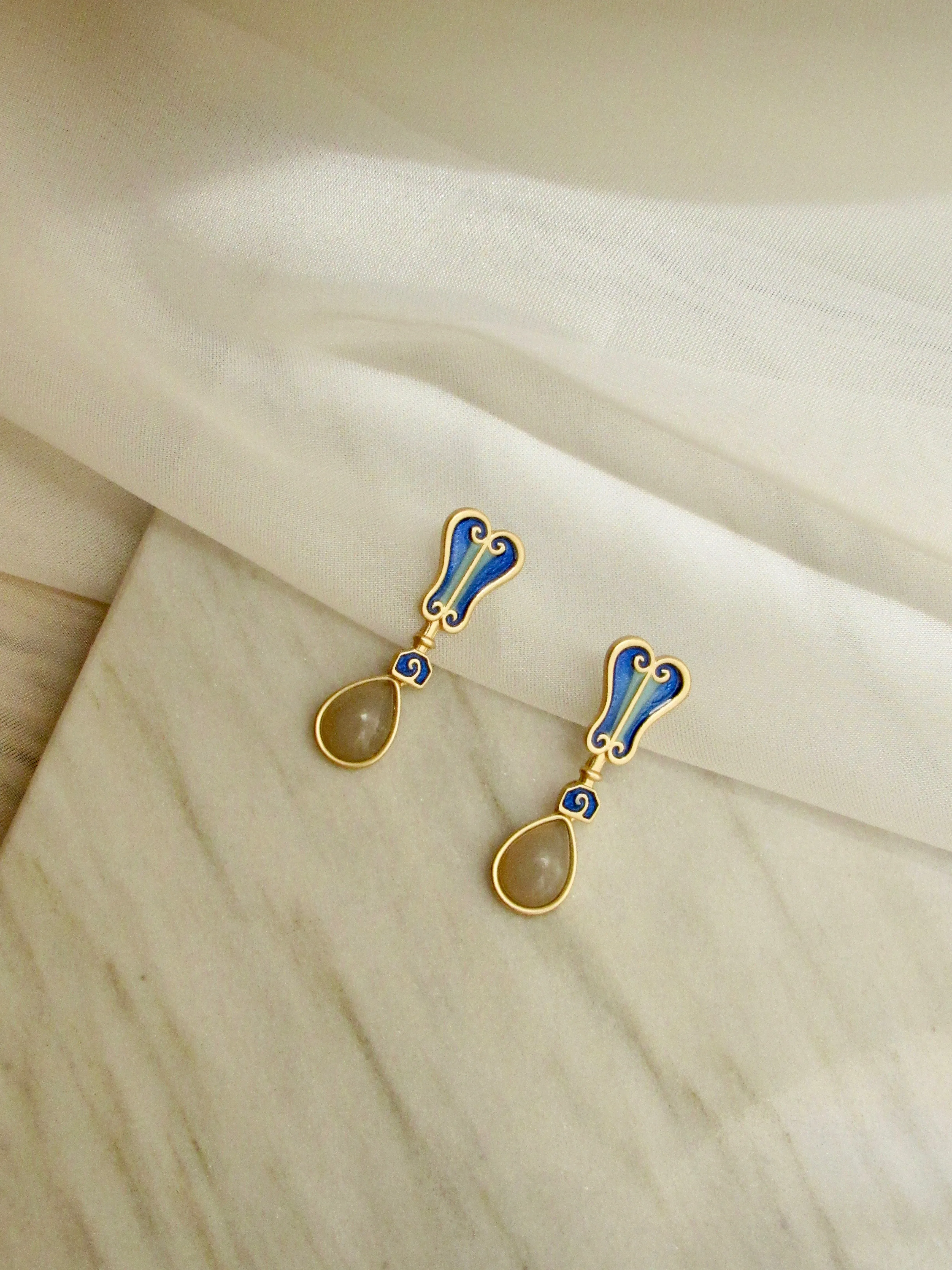 Banana Brisé Enamel Gold Earrings