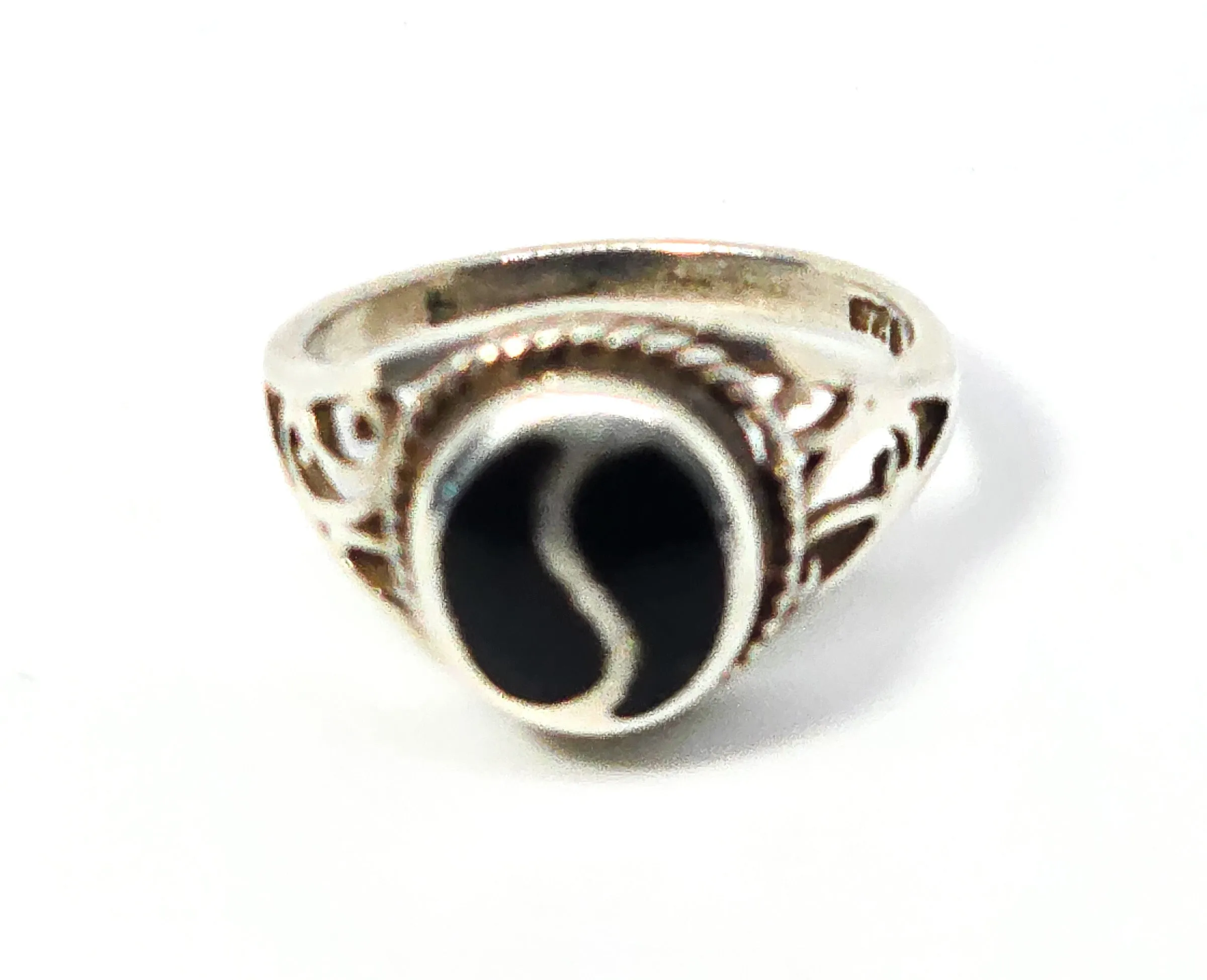 Black enamel Balance Ying Yang vintage tribal retro filigree sterling silver ring size 5