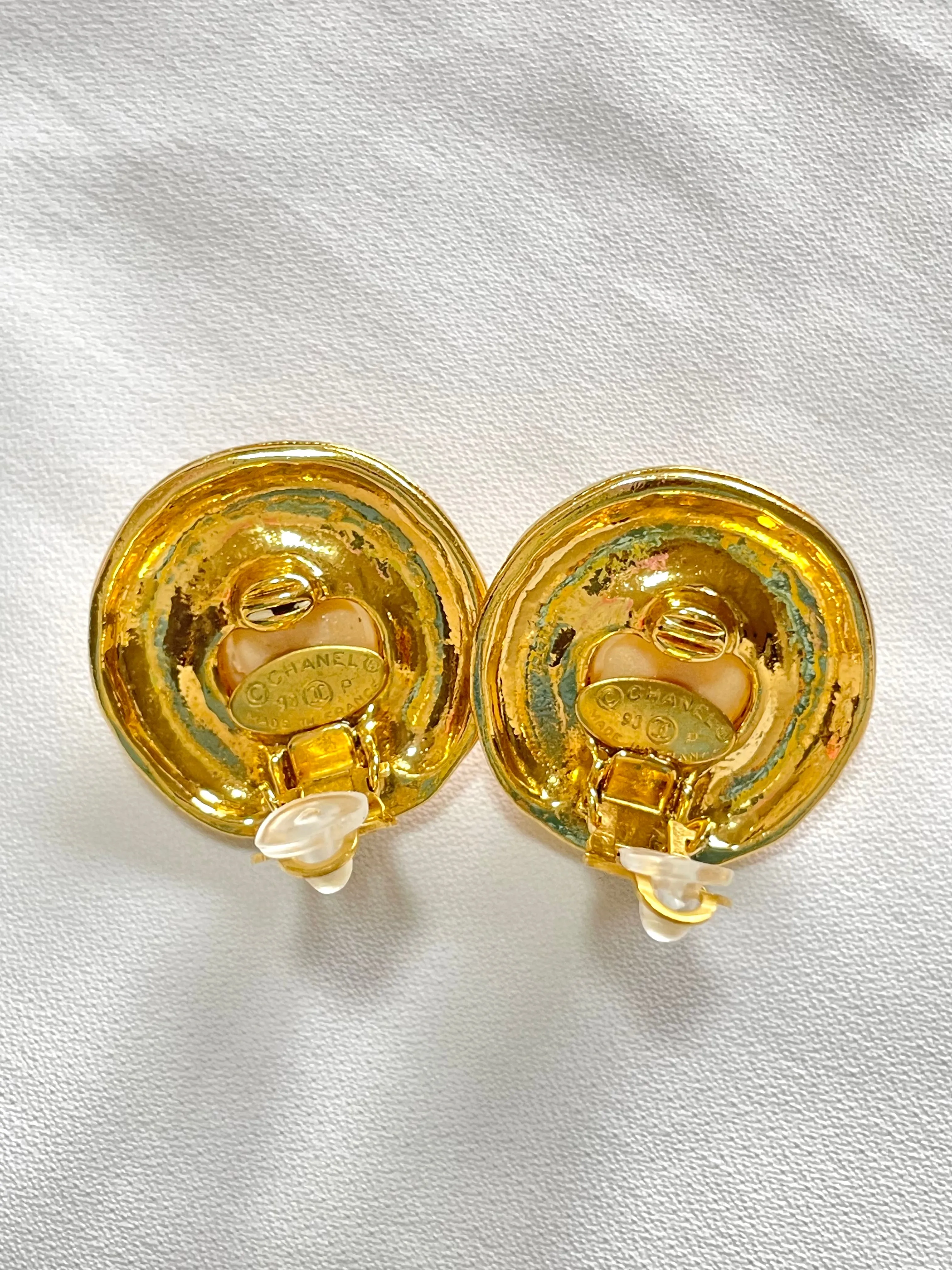 Vintage CHANEL golden round shape faux pearl earrings with cutout logo. Chic and elegant look. 0409211